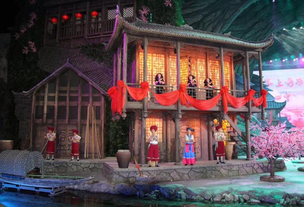 舞台上1:1设计的土家吊脚楼, 表演者都是穿着原汁原味的土家族服装