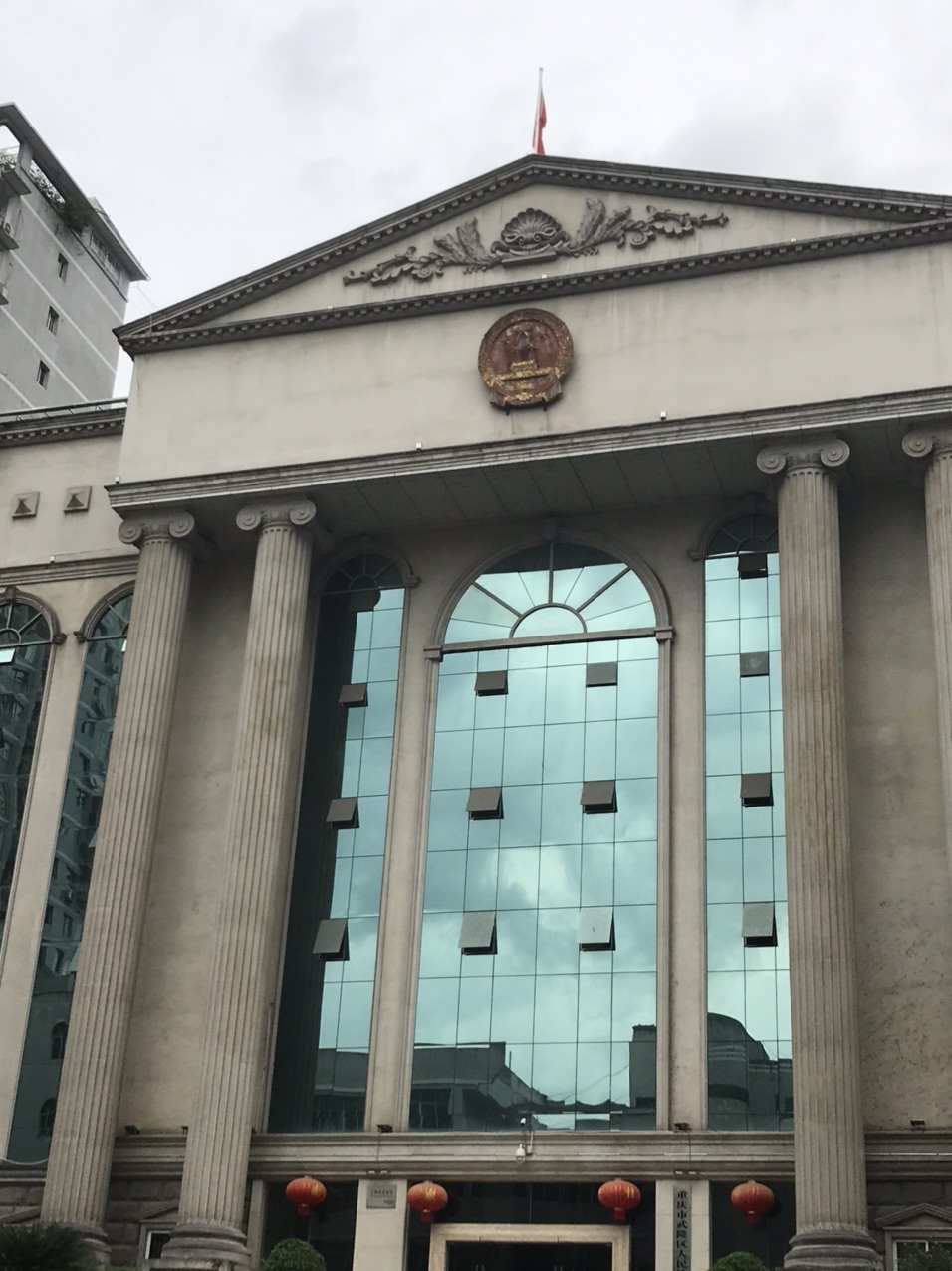 【已回复】武隆法院大门这么神圣的国徽,居然没人来给它做清洁?