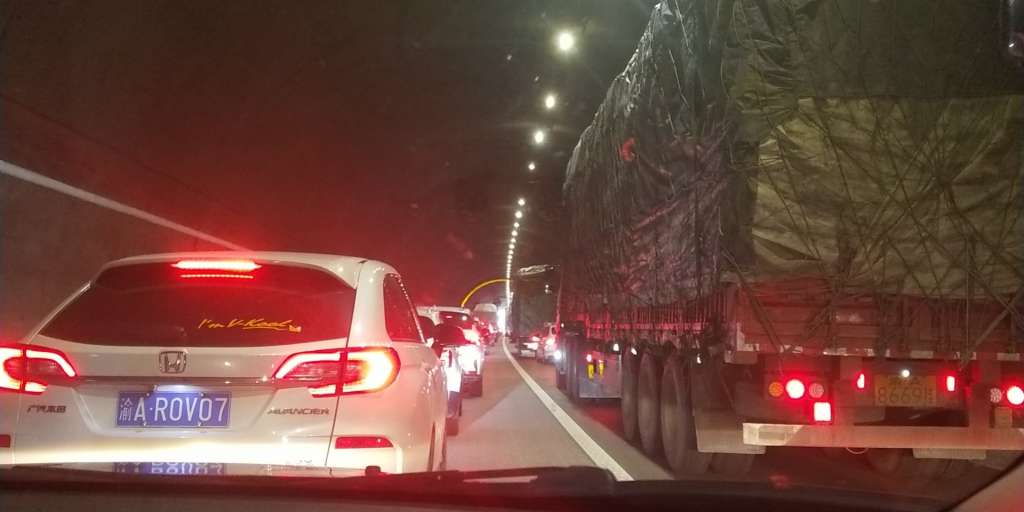 土坎高速段怎么堵车了?急着上重庆呢